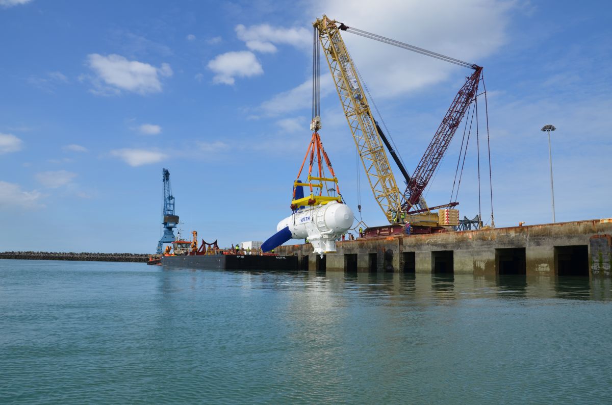 Handling of an underwater turbine in Cherbourg Handling of an underwater turbine in Cherbourg