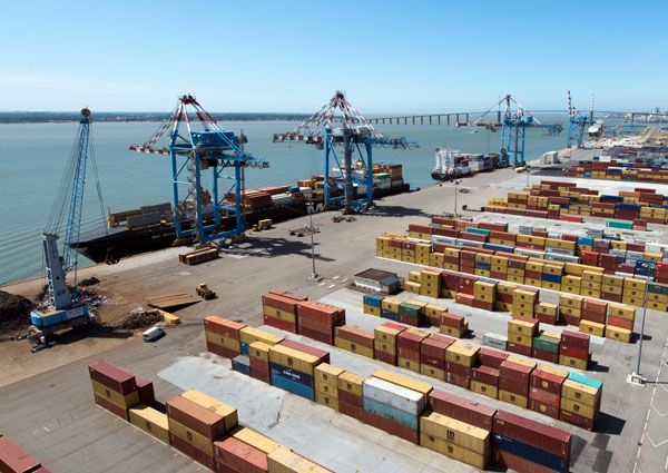Equipement portuaire dédié à la gestion des conteneurs et autres marchandises