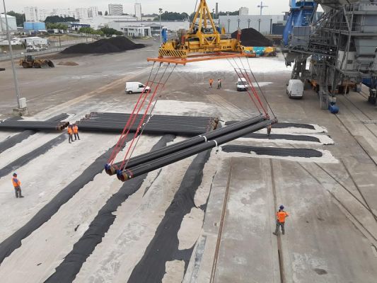 Sensitive handling of tubes at the commercial port of Lorient