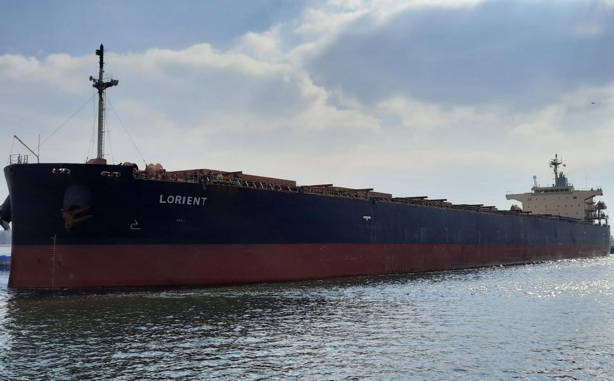 Le cargo Lorient arrive au port de Lorient Le cargo Lorient arrive au port de Lorient