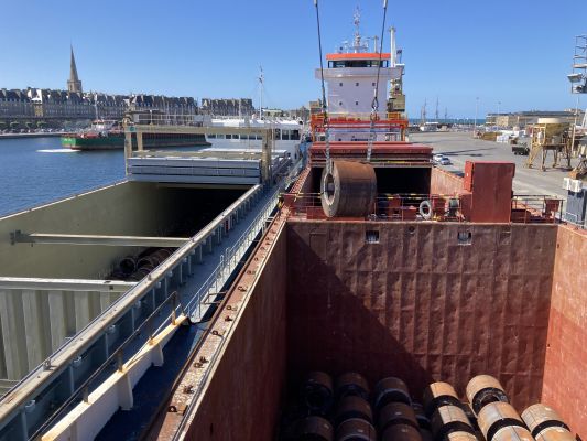 Saint-Malo : Coil transhipment operation by AMM