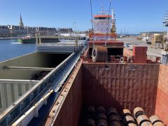 Saint Malo : opération de transbordement de Bobines par AMM