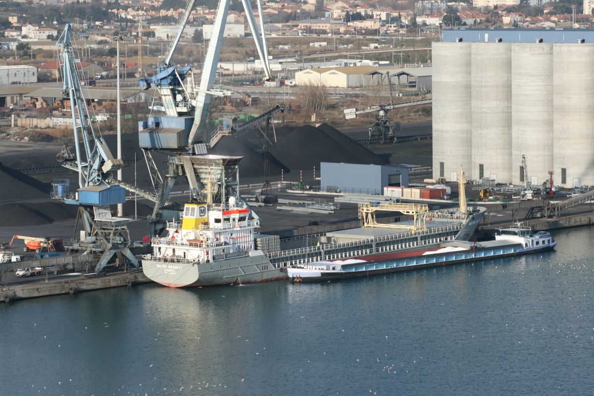 Navire à quai au port de Sète