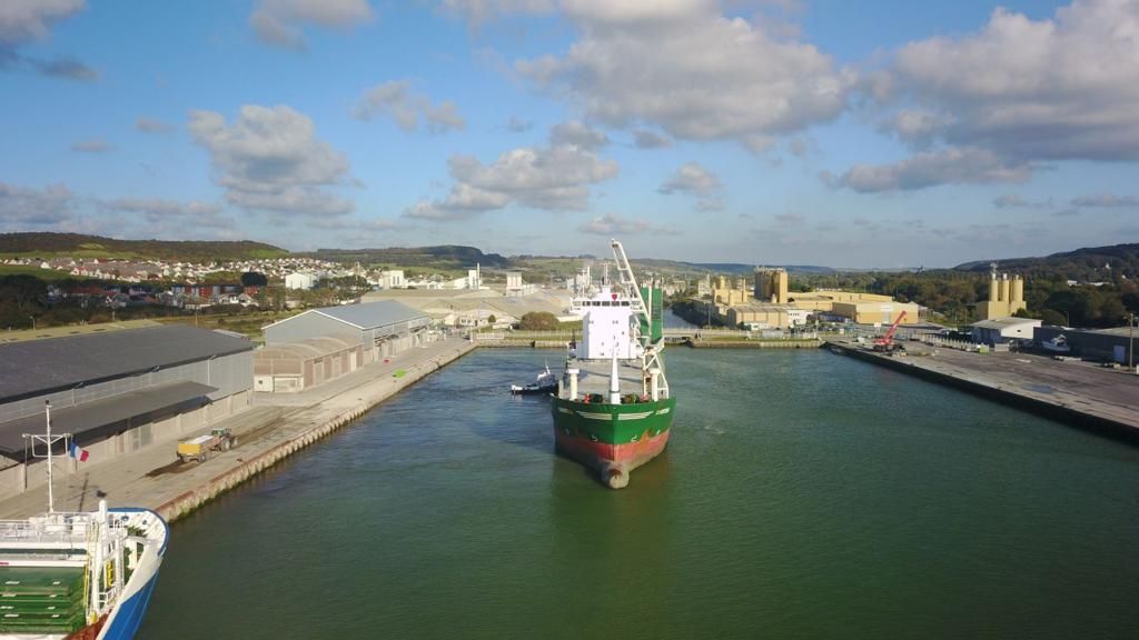 Sortie d'un navire du port LE TREPORT