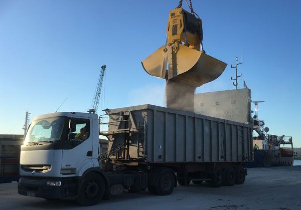 Affrêtment et transport de marchandises par la mer, la route ou les rails