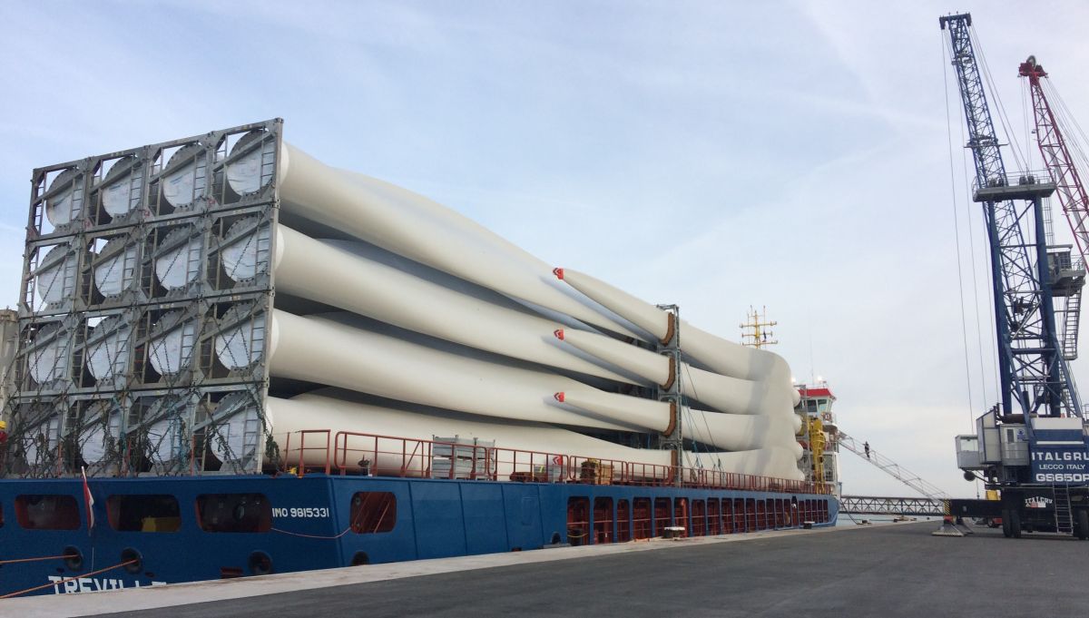 Blades loading in La Rochelle