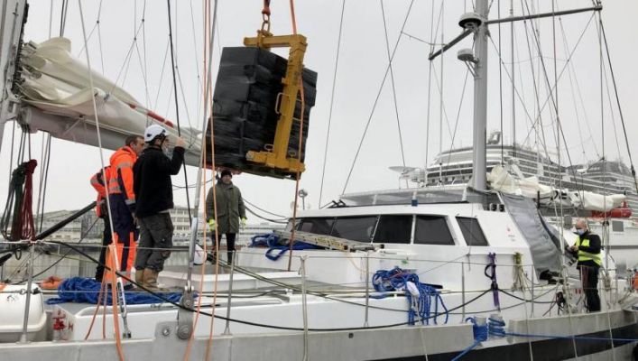 Discharging cocoa of vessel Grain de Sail