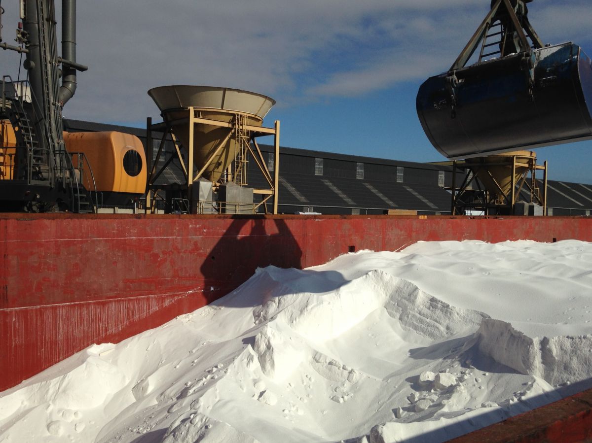 Discharging operations in Saint-Malo