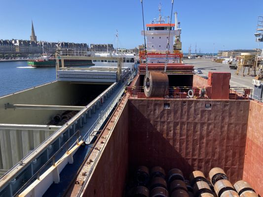 Saint Malo : opération de transbordement de Bobines par AMM