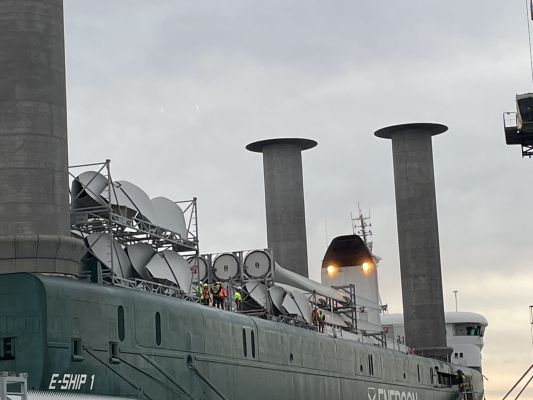 Déchargement d'éoliennes à Sète