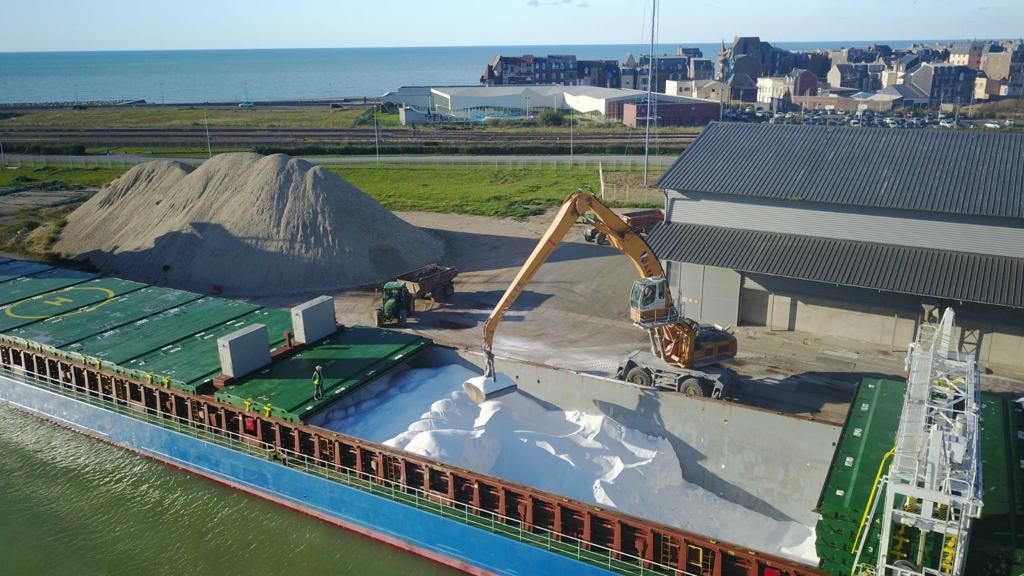 Le Tréport : vessel unloading