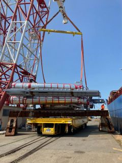 Déchargement de colis lourds à Saint-Nazaire