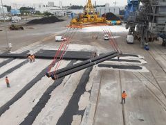 Manutention délicate de tubes au port de commerce de Lorient