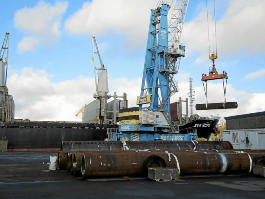 Déchargement de tubes à Brest