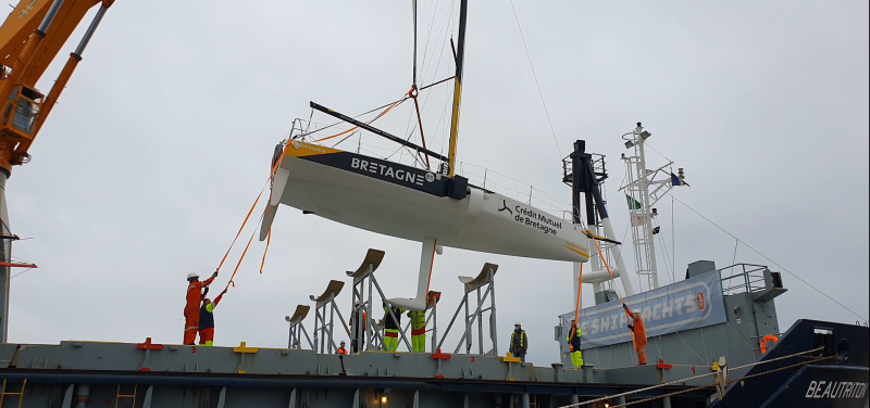 Déchargement des voiliers Figaro à Saint-Malo