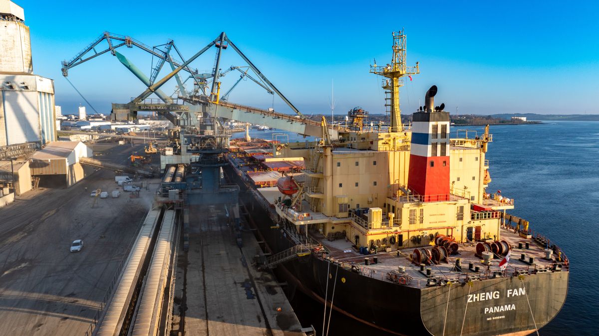 Port de Lorient déchargement navire agro Port de Lorient déchargement navire agro